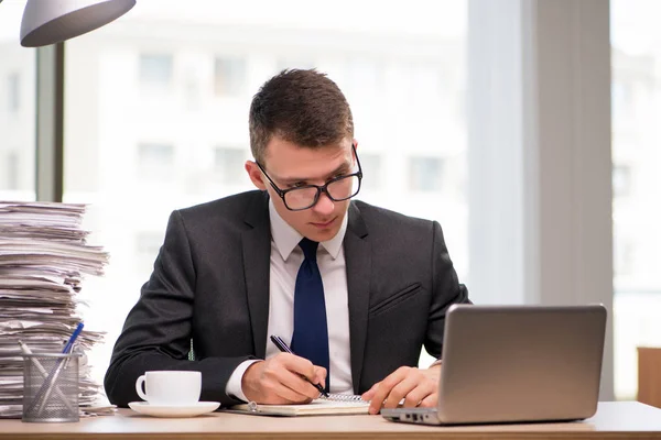 Joven hombre de negocios bebiendo té en la oficina — Foto de Stock