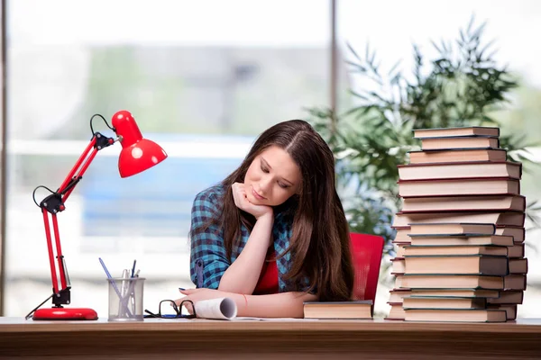 Junge Studentin bereitet sich auf Schulprüfungen vor — Stockfoto