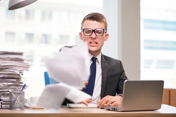 Affärsman som arbetar med mycket pappersarbete — Stockfoto