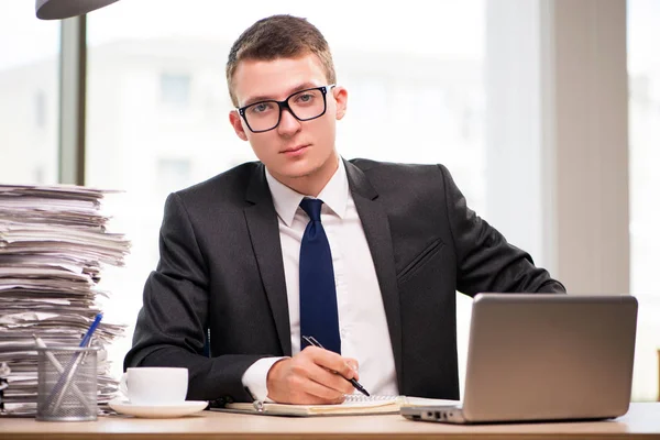 Jeune homme d'affaires travaillant dans le bureau — Photo