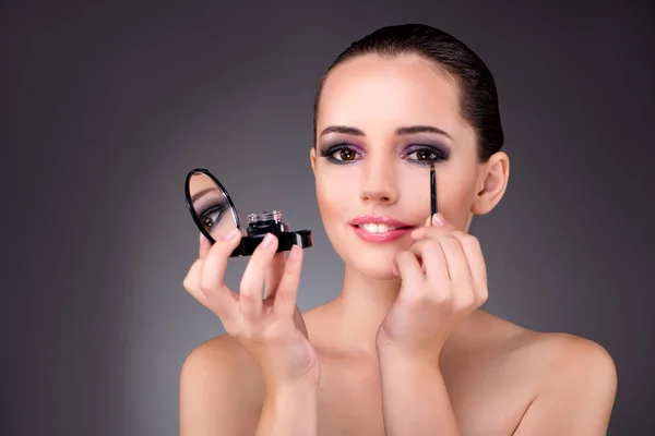 Giovane bella donna nel concetto di make-up — Foto Stock