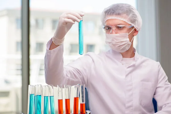 Людина працює в хімічній лабораторії над науковим проектом — стокове фото