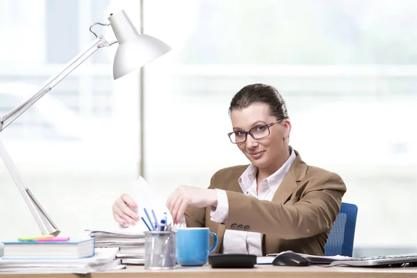 Femme d'affaires travaillant dans le bureau — Photo