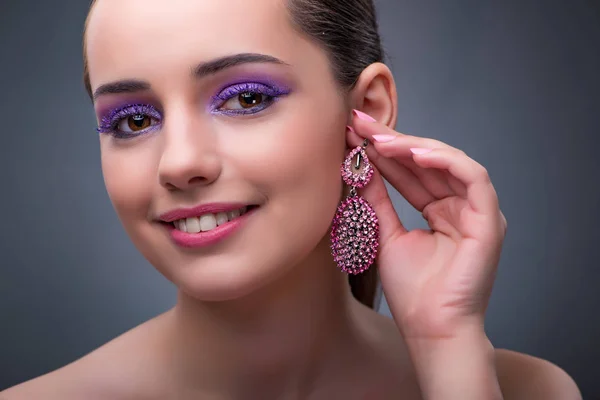 Hermosa mujer con joyas en concepto de moda — Foto de Stock