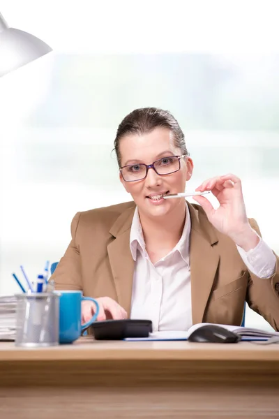 Empresária que trabalha no escritório — Fotografia de Stock