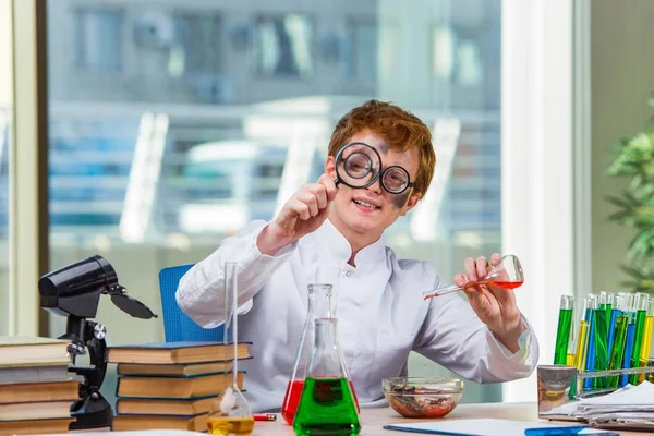 Giovane chimico pazzo che lavora in laboratorio — Foto Stock