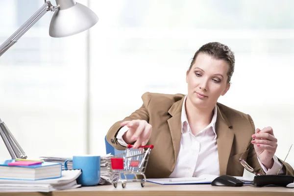 Femme d'affaires travaillant dans le bureau — Photo