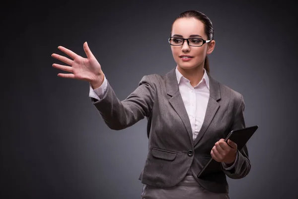 Mujer con Tablet PC en concepto de negocio — Foto de Stock