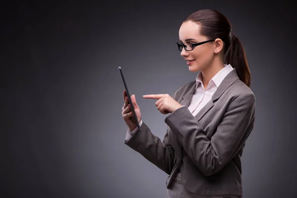 Donna con tablet nel concetto di business — Foto Stock