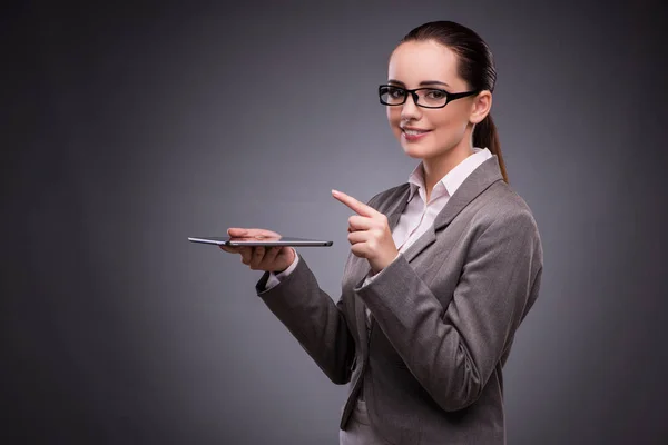 Frau mit Tablet-Computer im Geschäftskonzept — Stockfoto