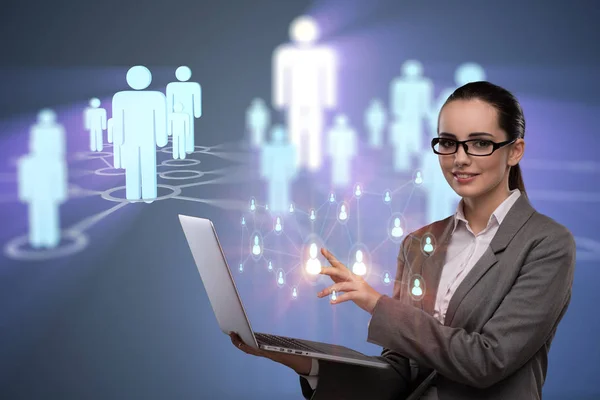 Geschäftsfrau mit Laptop in sozialem Netzwerk-Konzept — Stockfoto