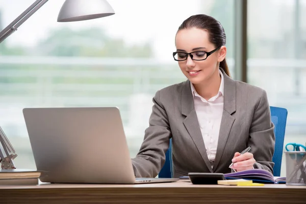 Empresária trabalhando em sua mesa — Fotografia de Stock