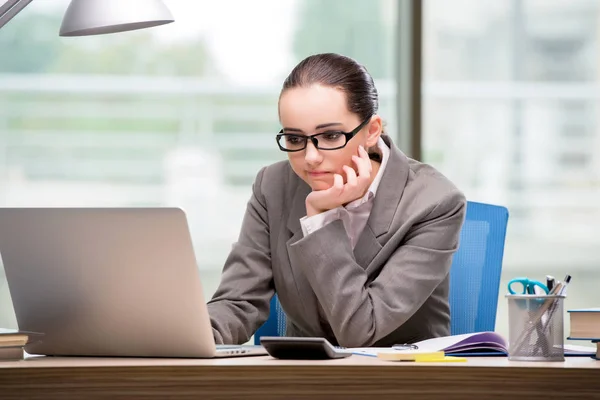 Triste femme d'affaires travaillant à son bureau — Photo