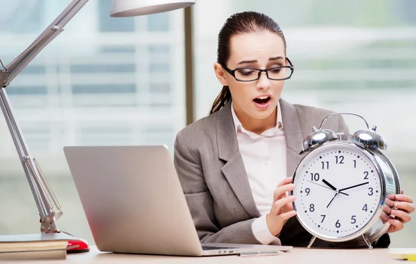 Zakenvrouw niet voldoen aan uitdagende deadlines — Stockfoto
