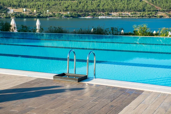 Piscina agradável ao ar livre no dia de verão brilhante — Fotografia de Stock