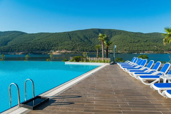 Bella piscina all'aperto nella luminosa giornata estiva — Foto Stock