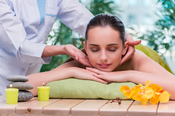 Jeune femme pendant la séance de massage — Photo