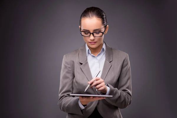 Empresaria que trabaja en tableta en concepto de negocio — Foto de Stock