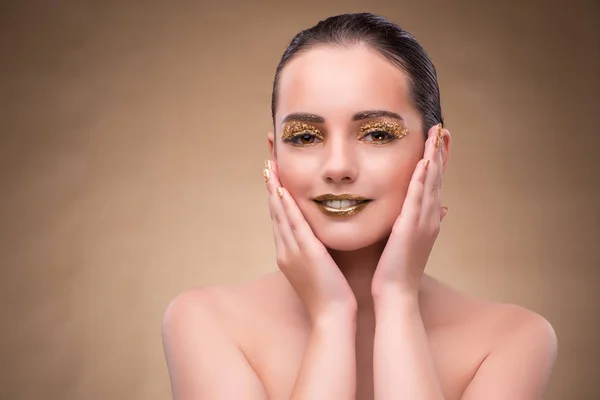 Ung kvinna med elegant makeup — Stockfoto
