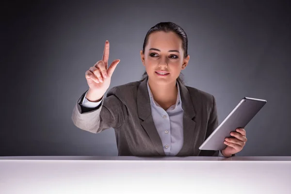 Mulher com tablet no conceito de negócio — Fotografia de Stock