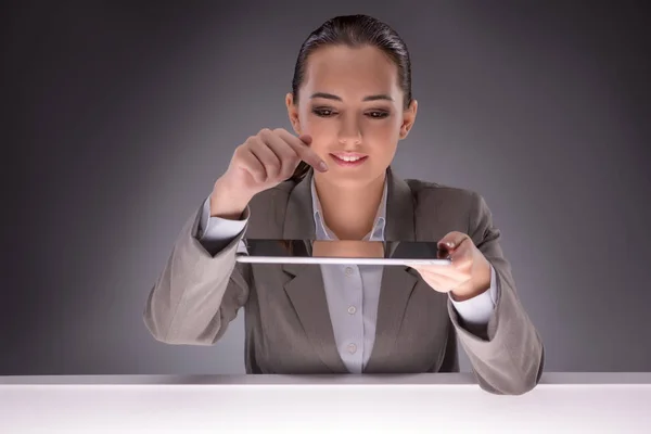 Young businesswoman working with tablet computer — Stock Photo, Image