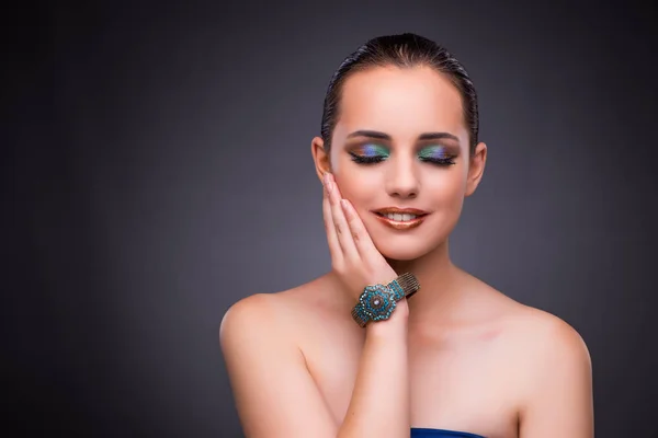 Mulher bonita com jóias no conceito de beleza — Fotografia de Stock