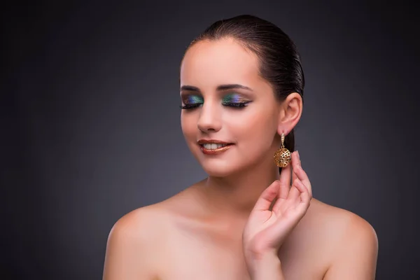 Mulher bonita com jóias no conceito de beleza — Fotografia de Stock