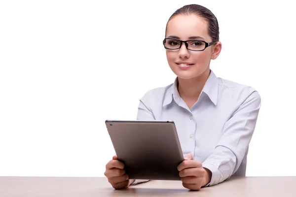 Empresária trabalhando no computador tablet no fundo branco — Fotografia de Stock