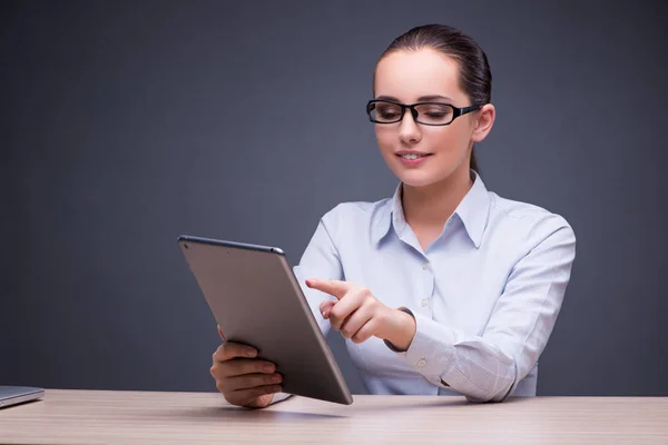 İş kadını iş kavramı içinde tablet bilgisayar ile çalışma — Stok fotoğraf