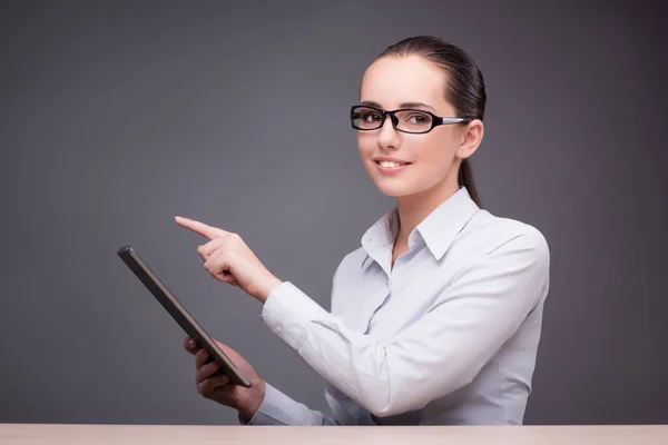 Tablet bilgisayarda çalışan iş kadını — Stok fotoğraf