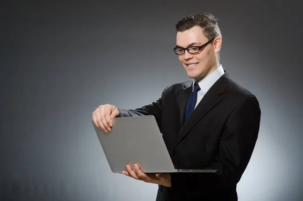 Uomo con laptop nel concetto di business — Foto Stock