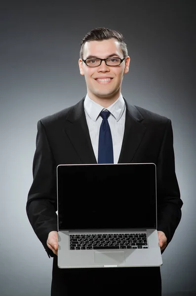 Homme avec ordinateur portable dans le concept d'entreprise — Photo