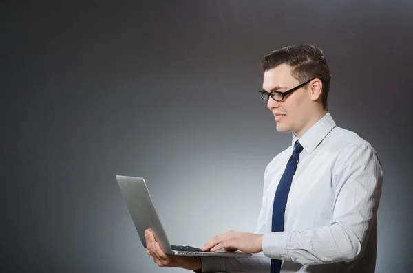 Homem com laptop no conceito de negócio — Fotografia de Stock