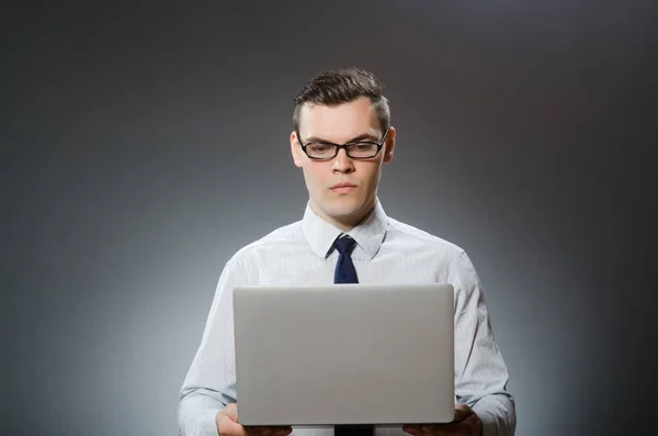 Uomo con laptop nel concetto di business — Foto Stock