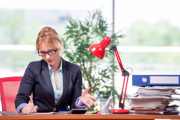 Empresária que trabalha no escritório — Fotografia de Stock