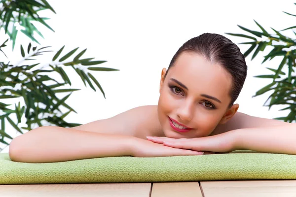 Mujer joven disfrutando de tratamiento de spa — Foto de Stock