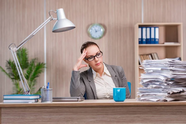 Femme d'affaires travaillant dans le bureau — Photo