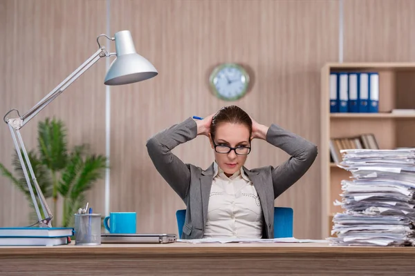 Bizneswoman pracująca w biurze — Zdjęcie stockowe