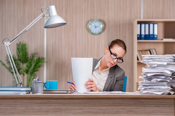 Femme d'affaires travaillant dans le bureau — Photo