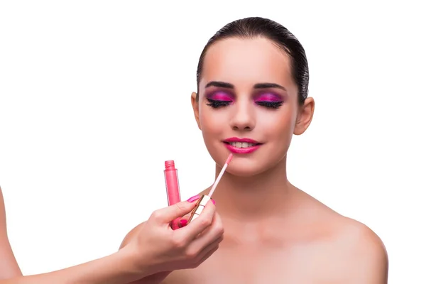 Mujer aplicando lápiz labial aislado sobre blanco — Foto de Stock