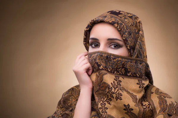 Jovem mulher em roupas tradicionais muçulmanas — Fotografia de Stock