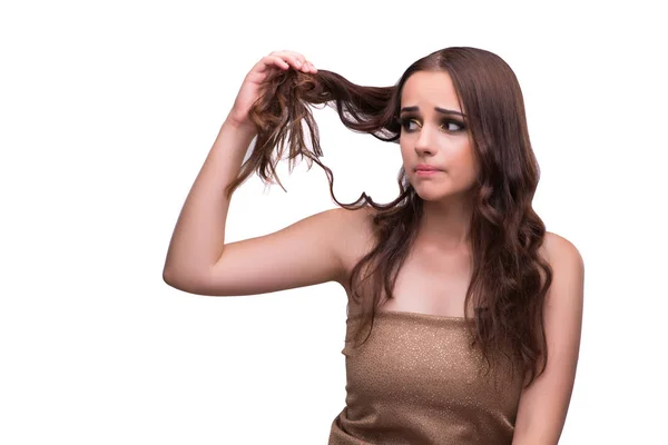 Kvinnan som kontrollerar hennes frisyr isolerad på vit — Stockfoto