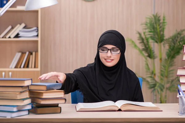 Femme musulmane étudiant se préparant pour les examens — Photo