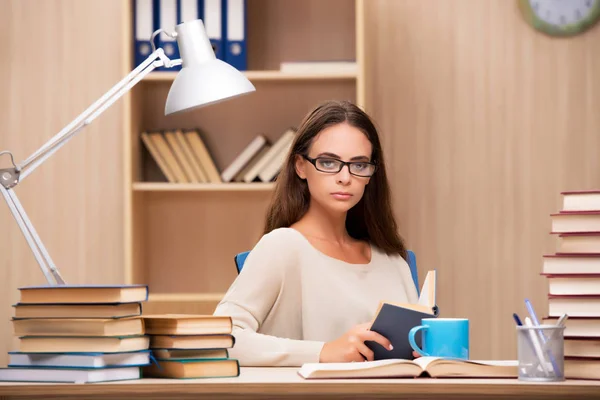 Jovem estudante se preparando para exames universitários — Fotografia de Stock