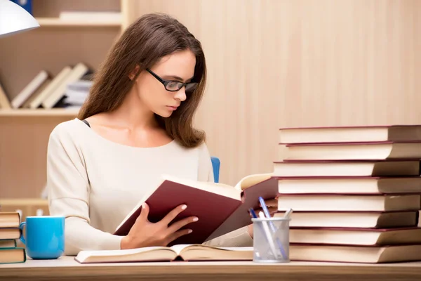 Jovem estudante se preparando para exames universitários — Fotografia de Stock