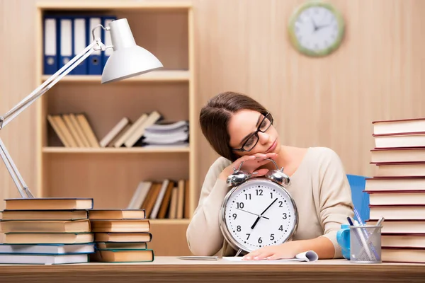 Junge Studentin bereitet sich auf Uni-Prüfungen vor — Stockfoto