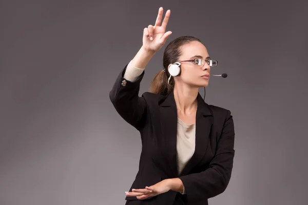 Ung kvinna affärskvinna att trycka på virtuella knappar — Stockfoto