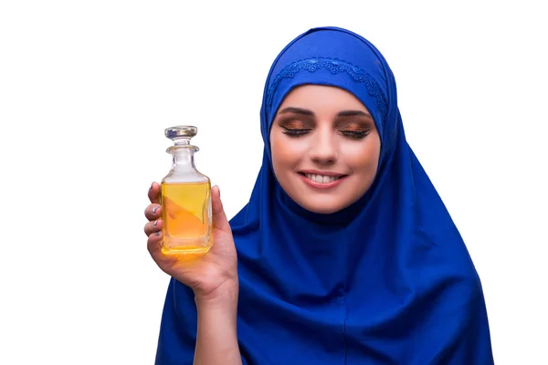 Arabian kvinna med flaska parfym isolerad på vit — Stockfoto