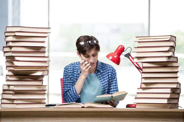 Estudante com muitos livros se preparando para exames — Fotografia de Stock