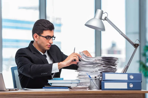 Jeune homme d'affaires travaillant dans le bureau — Photo